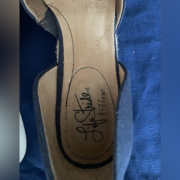 Life Stride blue closed toe shoes. Size 8.5 - Picture 2 of 5
